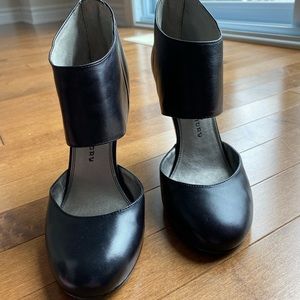 Chinese Laundry Black heel